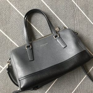 코치 가죽 크로스백 정품 판매합니다.(가격내림)코치/coach/가죽크로스백/가죽가방/코치가방/코치가죽가방