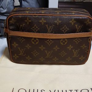 명품 루이비통(LOUIS VUITTON) 모노그램 세컨백&파우치백 이탈리아 정품 판매합니다.
