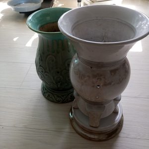 난 화분 두 개 화분 큰 거 한 개 대형 항아리 대형 화분 기장이 35cm 둘레가 40cm