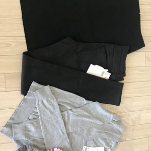 유니클로 w스트레치스커트58/레깅스팬츠90블랙/코튼캐시미어v넥스웨터-라이트그레이/쇼트삭스3p