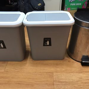 싱크대걸이식쓰레기통2개(상태 최상), 밀폐쓰레기통1개 일괄