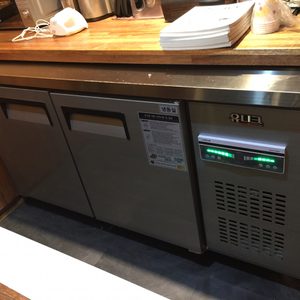 커피숍에서 쓰는 테이블냉장고 하부냉장고 유니크대성 냉장고 냉장냉동고