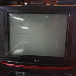 LG 티비 팔아요. 어머니께서 보시던 티비인데 이번에 벽걸이 티비로 바꾸면서 내놓아요. 잘나옵니다.
