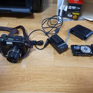 (왼쪽)올림푸스 C5060디카(정상작동)와 (오른쪽)루믹스 디카(줌오류) 판매합니다.