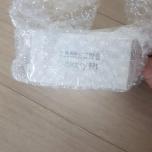 삼성 겔럭시핏 갤럭시핏 갤럭시fit 실버 비닐도 뜯지않은 미개봉 팝니다.