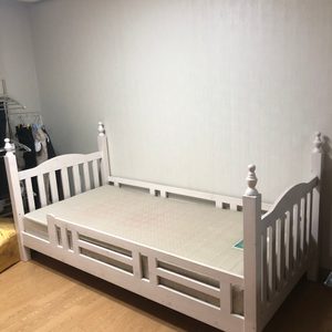 2층침대 프레임 또는 분리하여 1층 프레임 2개 판매합니다. 한 층당 5만원입니다
