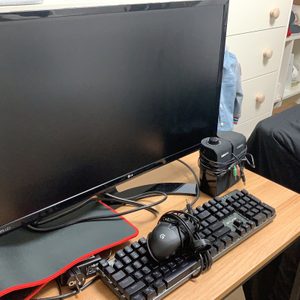 컴퓨터모니터 컴퓨터책상 마우스 스피커 키보드 패드