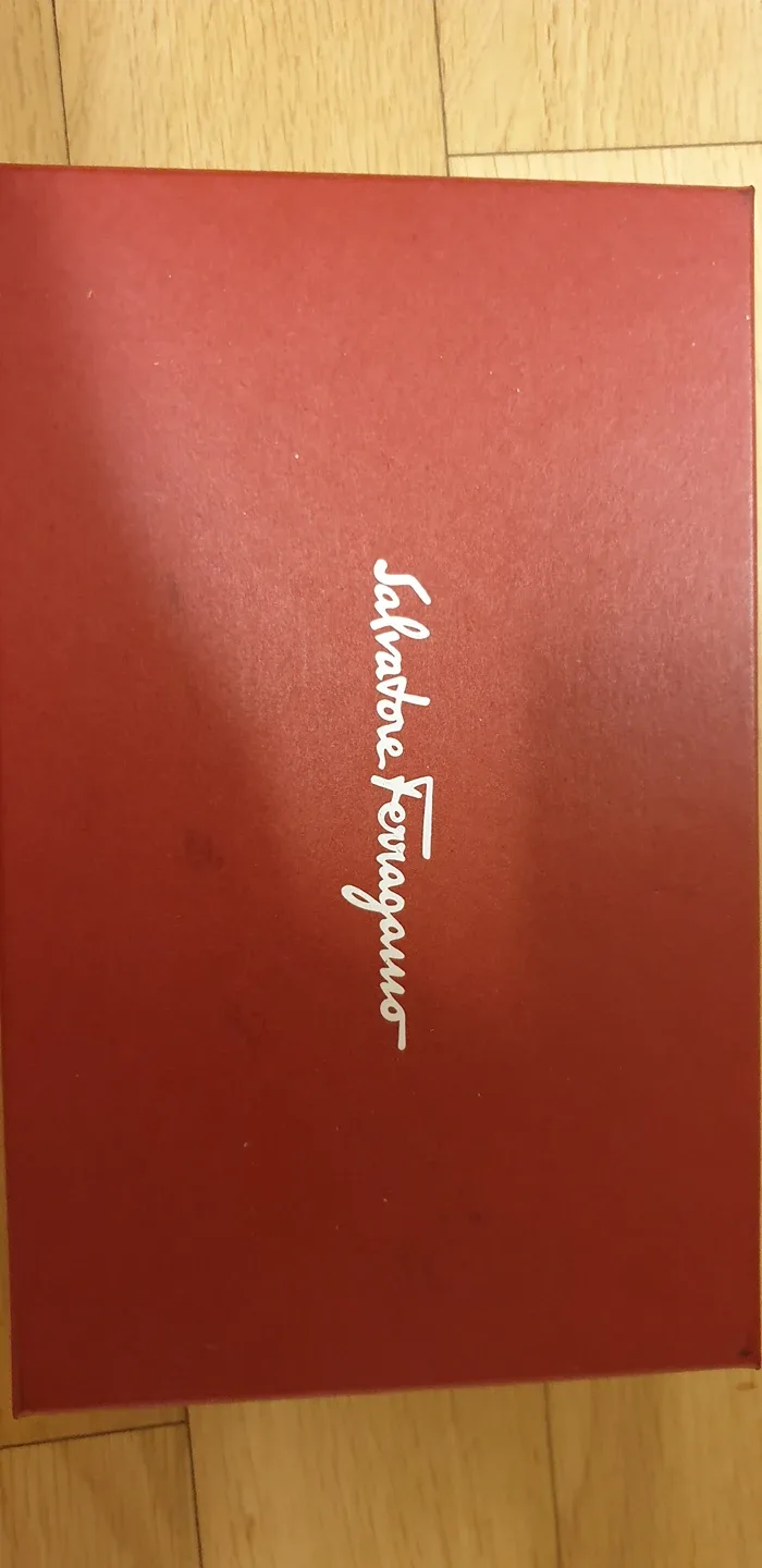 새상품) 페라가모 양가죽 장지갑 .