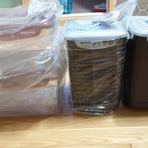 김치통 한번도 안 쓴 김치통 3개와 한번 사용한 김치통 1개비닐에는 먼지가 있지만 사용은 한번도 안한 새제품