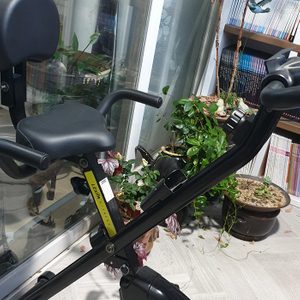 실내자전거와 거꾸리팔아요 실내자전거예약중입니다
