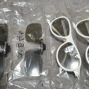 3D 안경 2개 와 일반안경용 3D 렌즈 2개 팝니다. LG 시네마 3D 정품.