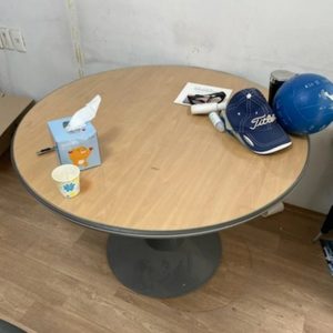 사무실을 정리할려고요! 원탁 탁자(책상).엘자책상(L자책상).사무실의자