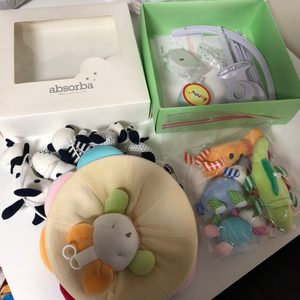 아기모빌 3종류 일괄 35000원에 팔아요(타이니러브 모빌, 압소바 모빌 및 모빌대 포함)