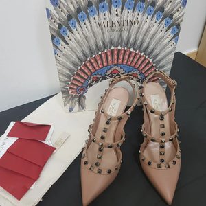 발렌티노신발 발렌티노정품 락스터드 VALENTINO 풀패키지 37size(240mm) 희소성있는 아이템