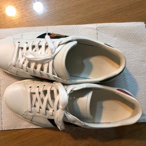 GUCCI 구찌 에이스 비 스니커즈 팝니다.