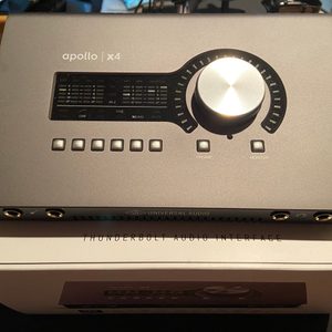UA APOLLO X4