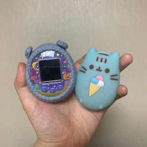 다마고치 퍼플+다마고치 핑크+뜨개케이스2,스트랩2 팝니다.