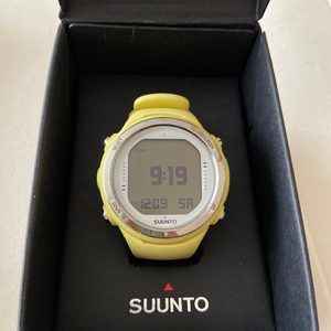 다이빙 컴퓨터 SUUNTO 순토 d4i 파스텔 옐로우 (라임색 아님) - 124로그, 82시간 다이빙.