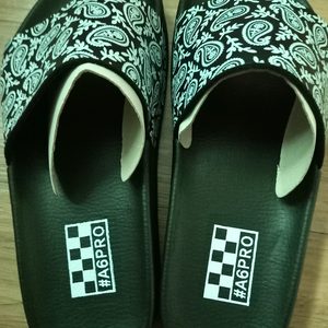 1.슬리퍼(새신발)2.신어보고 발볼이넓어서 본관한신발245