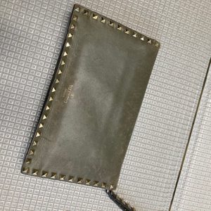 발렌티노클러치 발렌티노락스터드 발렌클러치