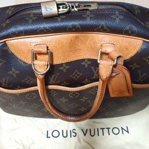 Louis Vuitton 명품여성가방
루이비통 도트백 가방 롯데면세점 정품
루이비통 여성가방 명품가방