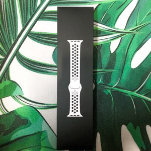 애플워치 42/44mm 퓨어 플래티넘 / 블랙 Nike 나이키 스포츠 밴드 - 레귤러