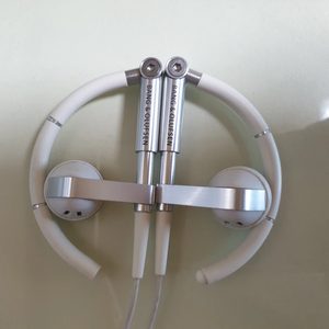 뱅앤올룹슨 (Bang&Olufsen)
이어폰 a8