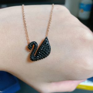 스와로브스키 SWAROVSKI 블랙 스완 목걸이