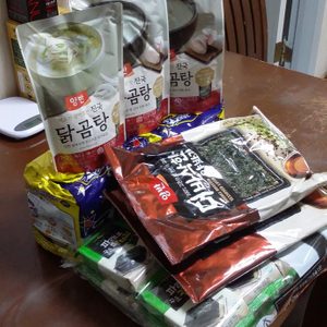 진라면 2봉, 사골곰탕2봉, 닭곰탕1봉, 광천김16봉, 양반전장김1봉 모두 팝니다.