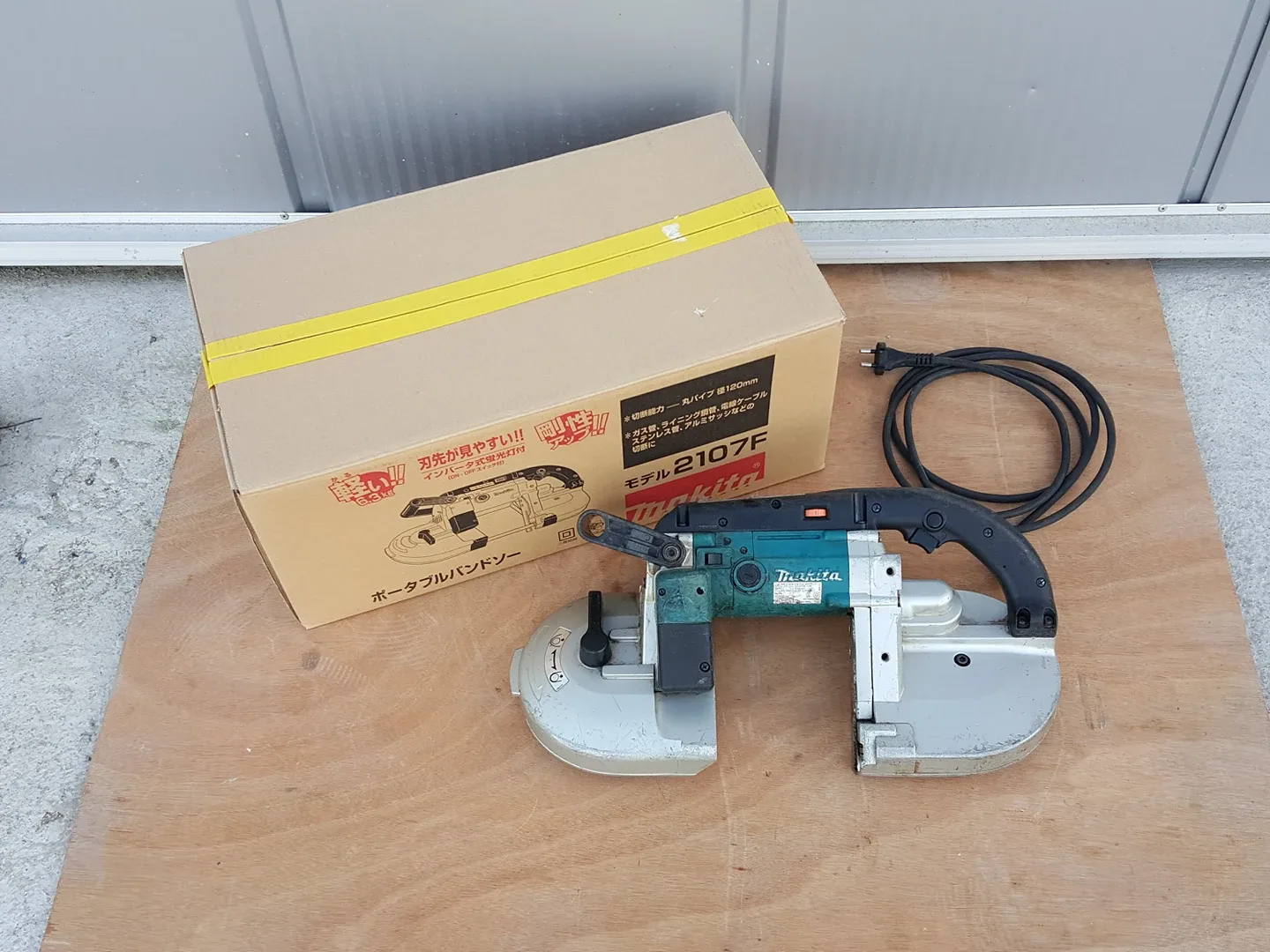 중고 마키타 밴드쏘 2107F 정품 정리합니다 공구 절단공구 마끼다 포타블 밴드쏘