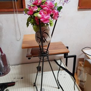 조화와 꽃병받침대 와 장미 조화꽃다발같이 드림니다가격 인하 했습니다