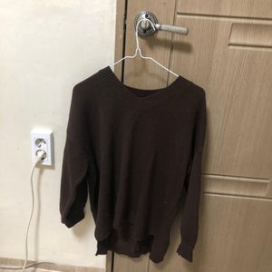 긴팔 스웨터 비슷한 브이넥 느낌이에용 앞에 조금 짧은 부분은 바지에 넣어서 입으면 슬림해보여서 이뻐요