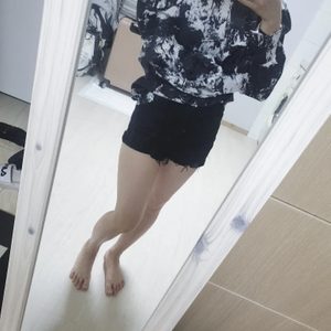 블라우스팝니다 나염셔츠 목뒤에지퍼달려있구요 안입은 새제품 비닐포장 그대로입니다 사진에서 입은옷은말고새제품드려요