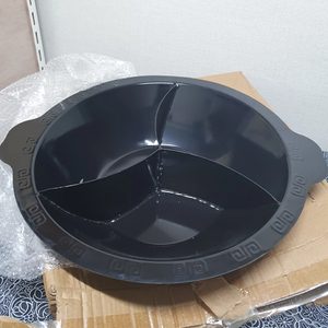 중국샤브샤브(훠궈)솥 3미 솥인데요 포장한대로인새솥입니다 무쇠솥이구요 지름40cm입니다 필요하신분 톡주세요