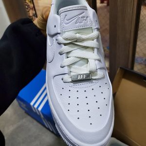 나이키 에어포스1 새상품급 판매