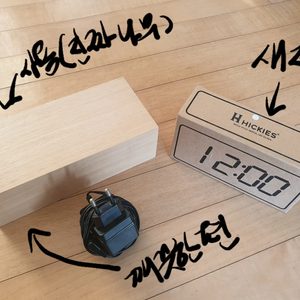 무아스 리얼우드 LED 알람시계와 HICKIES(히키스) LED알람시계 ZEN SQUARE 2개 세트로 판매합니다.
