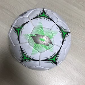 축구공 팝니다! 축구공치고 엄청 깨끗합니다~ 바람은 따로 넣어주세요!