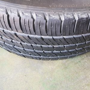 중고 타이어 2짝 팔아요 235/55R/19 중고 타이어 팝니다 19년도에 출고한 차량타이어