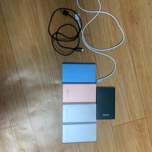 탬플러 보조배터리 4000볼트짜리 팝니다!(4개)(보조배터리 충전선까지 드림)(프라임 보조배터리까지 해서 5개)