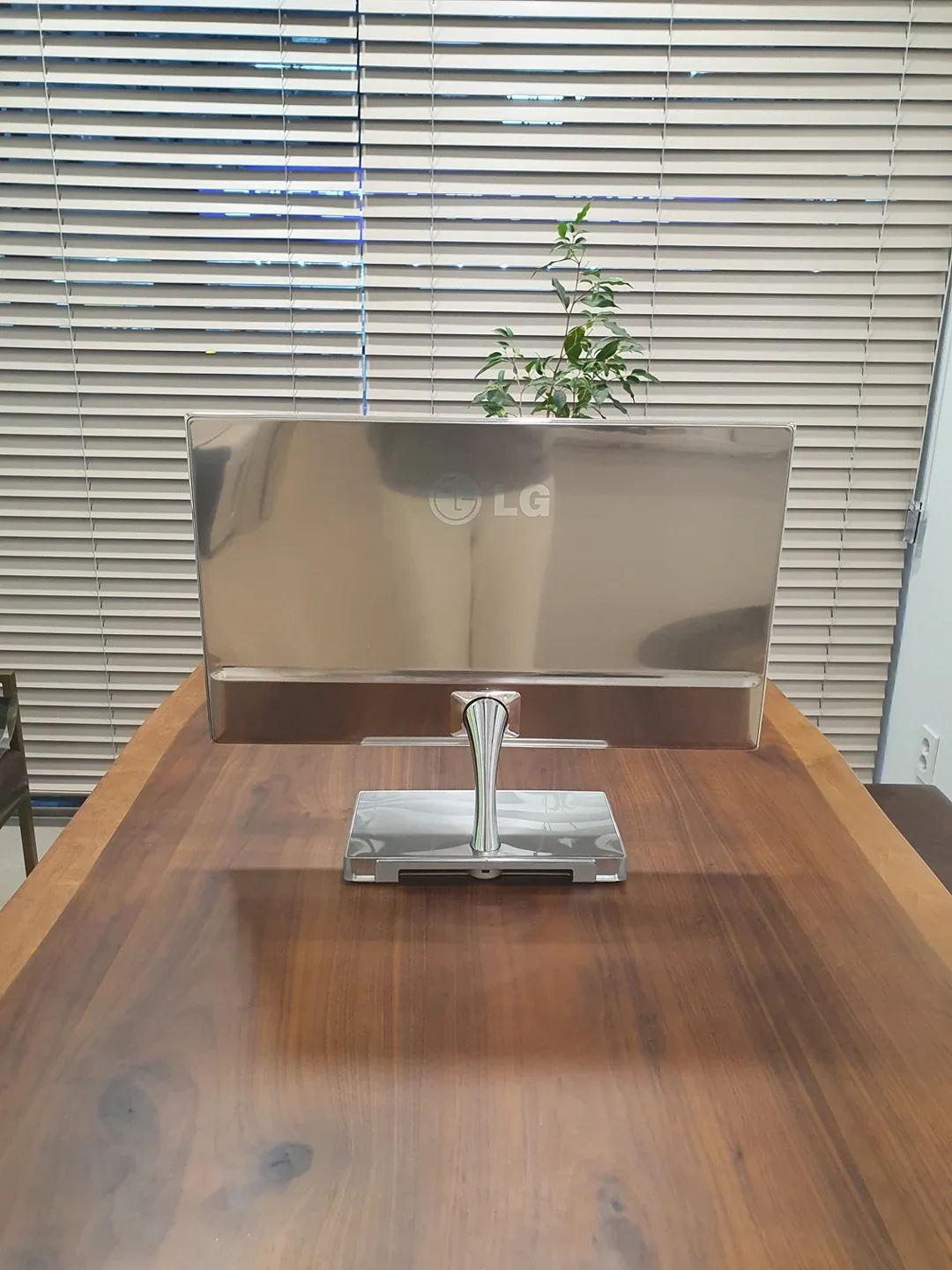 예쁜 모니터 18만원