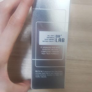 여드름. 민감성 피부에 적합한 닥터랩 선크림(피부과에서 구매) 새 제품