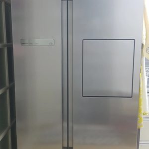 지펠양문형 냉장고.크기는 사진에 세부설명있어요.