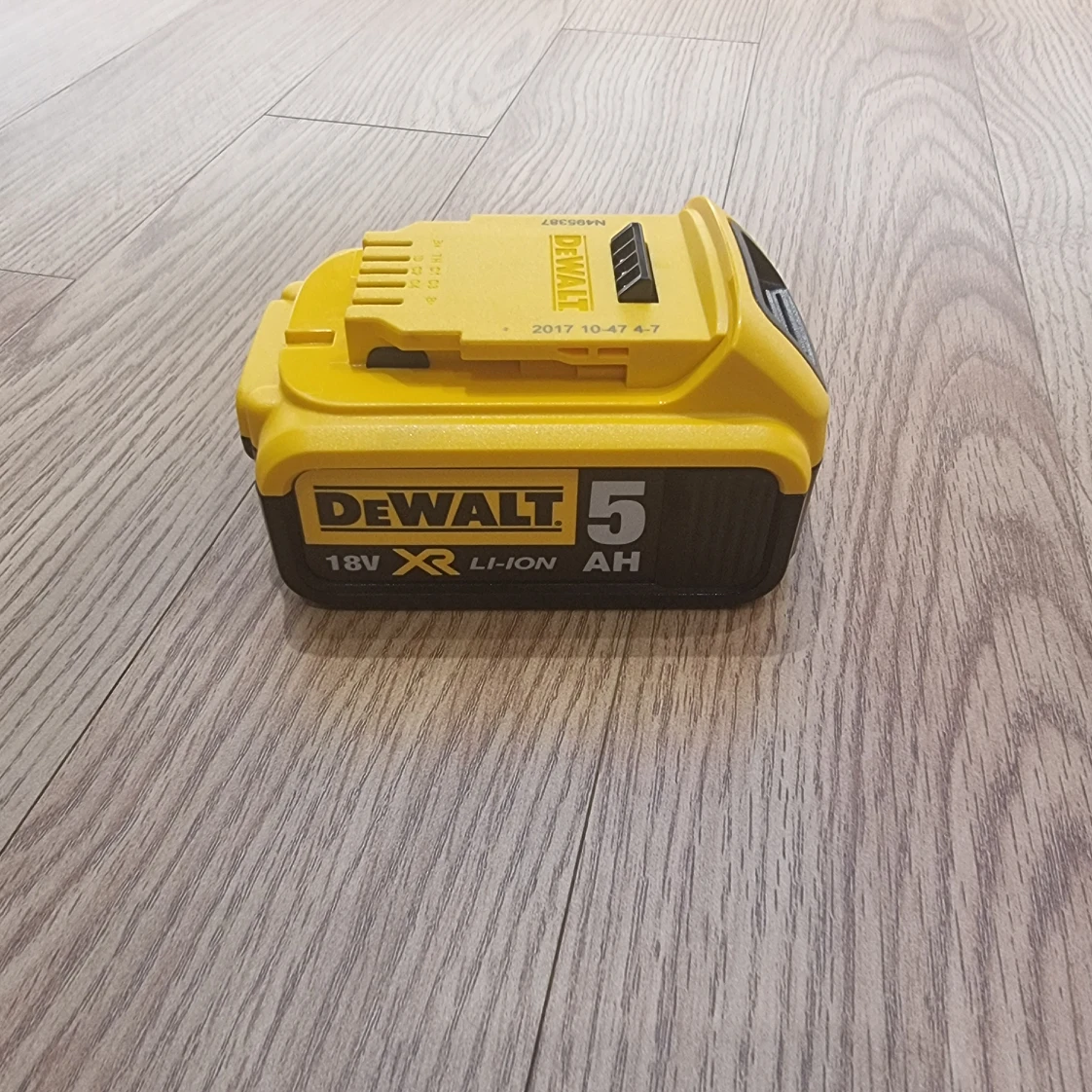 디월트밧데리18V5AH 팔아요 | 당근 중고거래