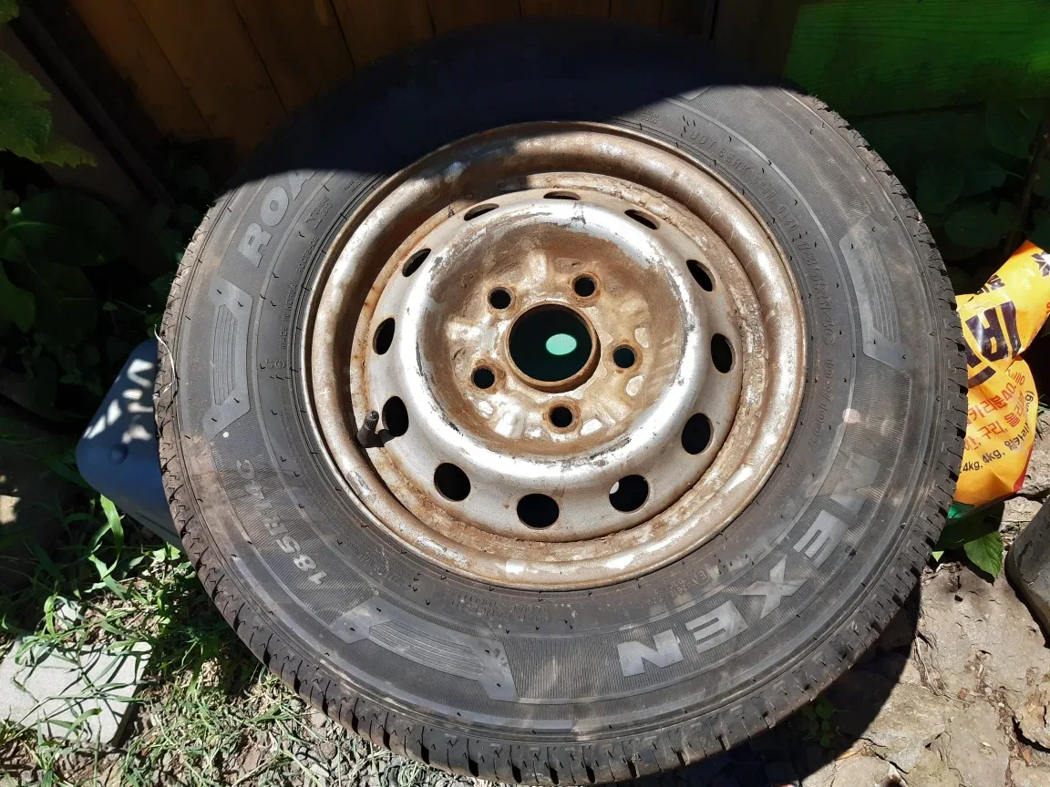 1톤 포터  트럭 새것 같은 중고타이어 세트로 팝니다.