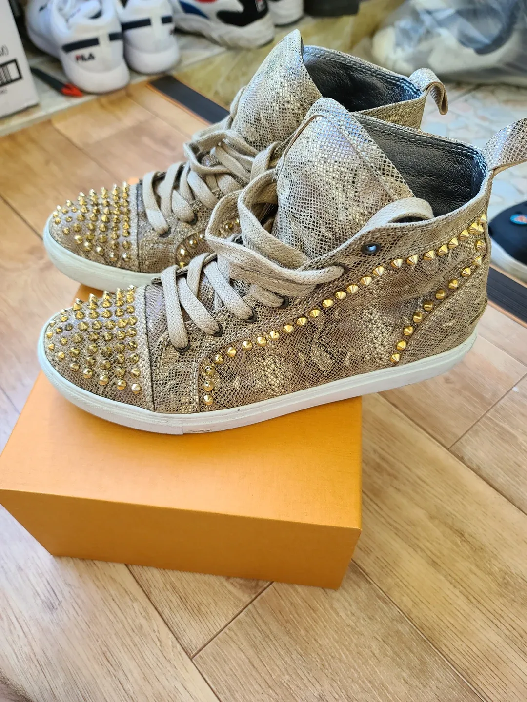 루부탱표 찡 소가죽 수제화 스니커즈 중고 255~265 사이즈