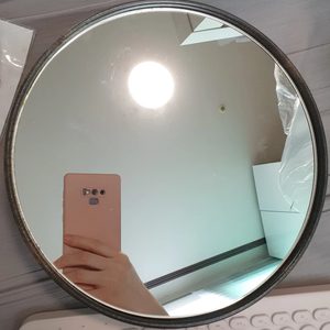 미용실 뒷모습 보는 거울.