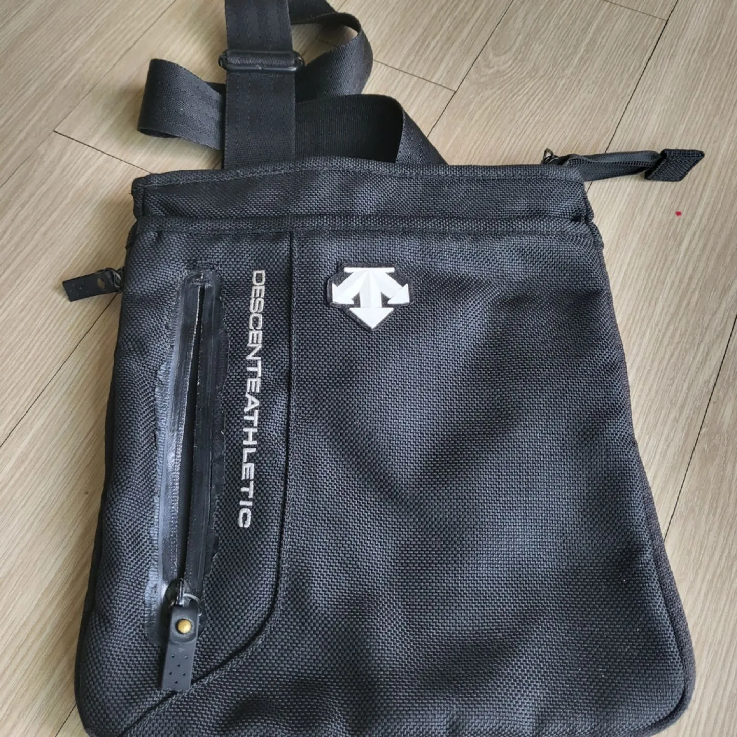 데상트 정품 크로스백