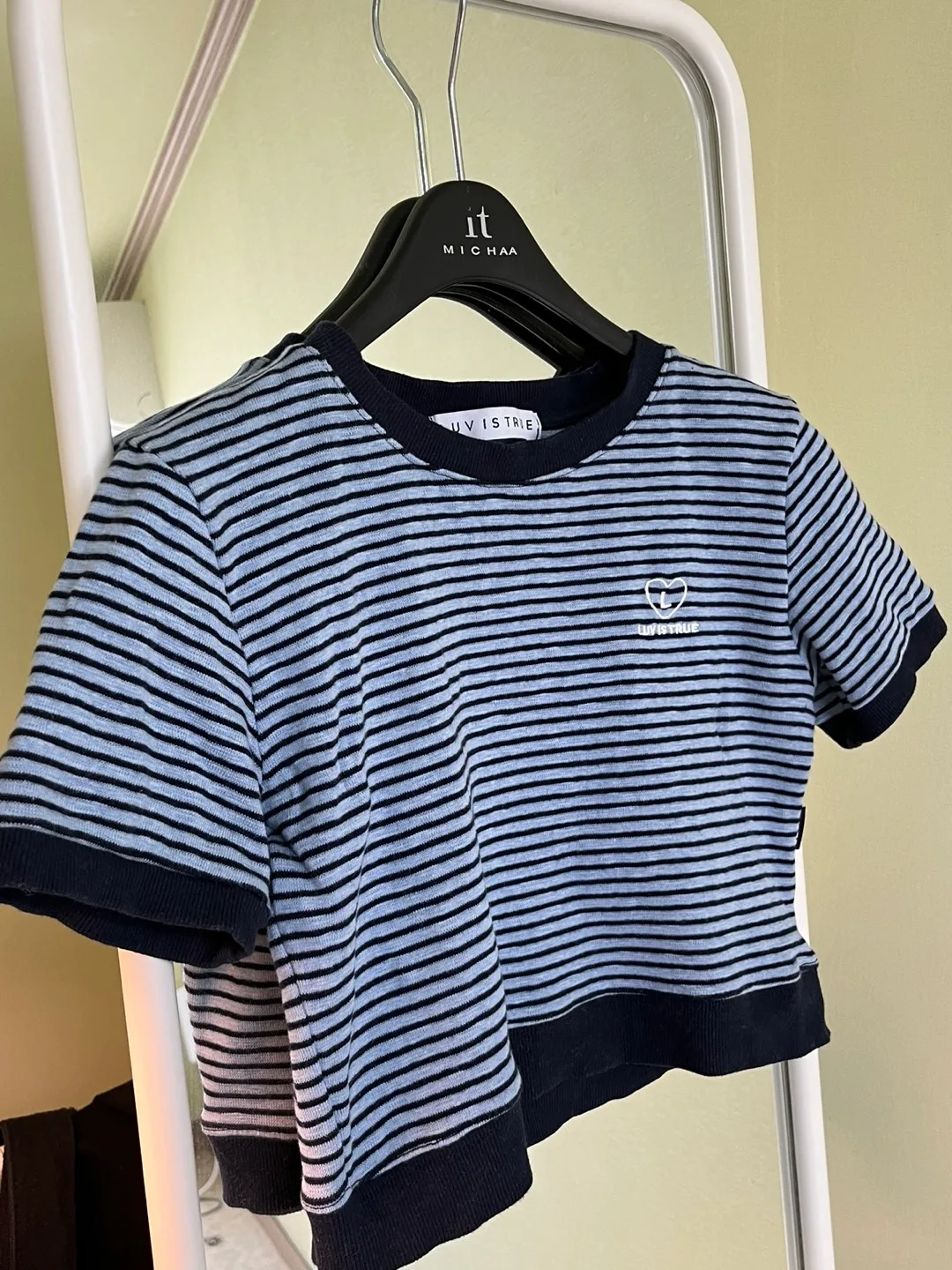 러브이즈트루 크롭탑