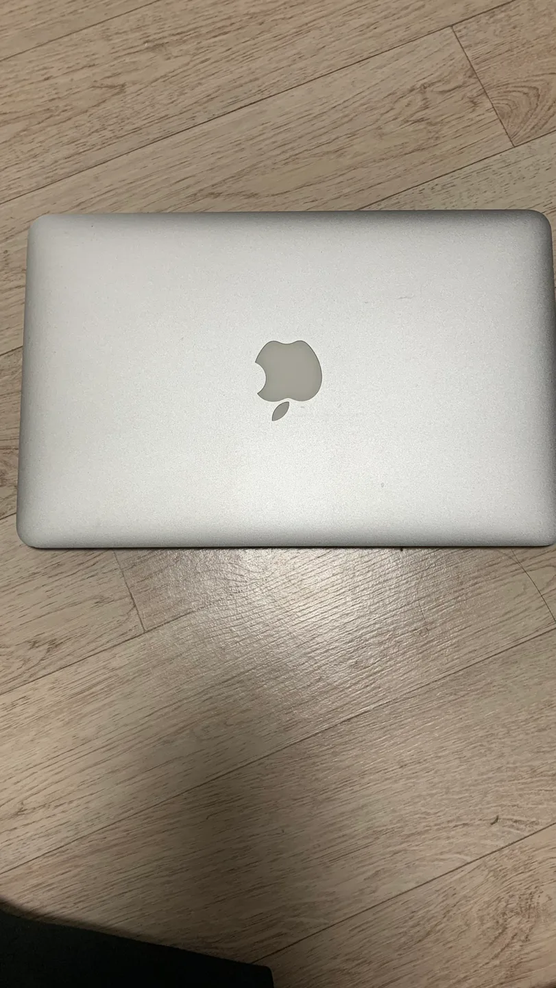 맥북에어 2010late (11인치) 팝니다.