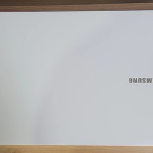 삼성 노트북 i5 . 15.6인치. 12월3일 구매 1년된 현재 온라인 판매되고 있는 노트북입니다.